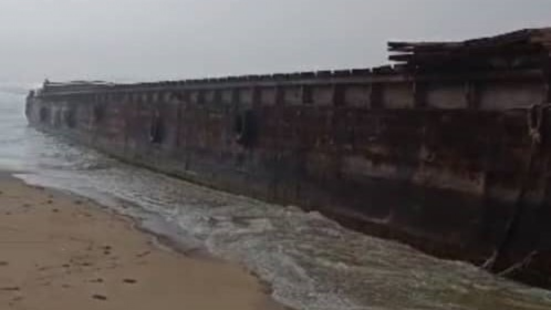 Échouement de la barge POSEIDON II sur la plage du village ADESSE, situé à 27 KM de Jacqueville.